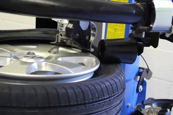 Pneuservis Ostrava - Výměna a prodej pneumatik v Autoservis Kröhn PNEU v Ostravě
